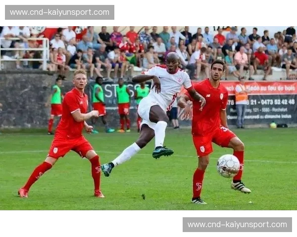 法兰西绿茵之巅的博弈：里昂VS亚眠，不仅仅是豪门与黑马的较量